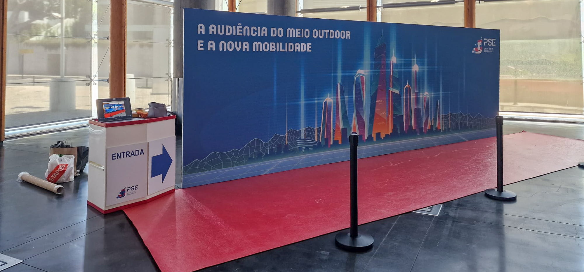 Tela Tencionada em Estrutura